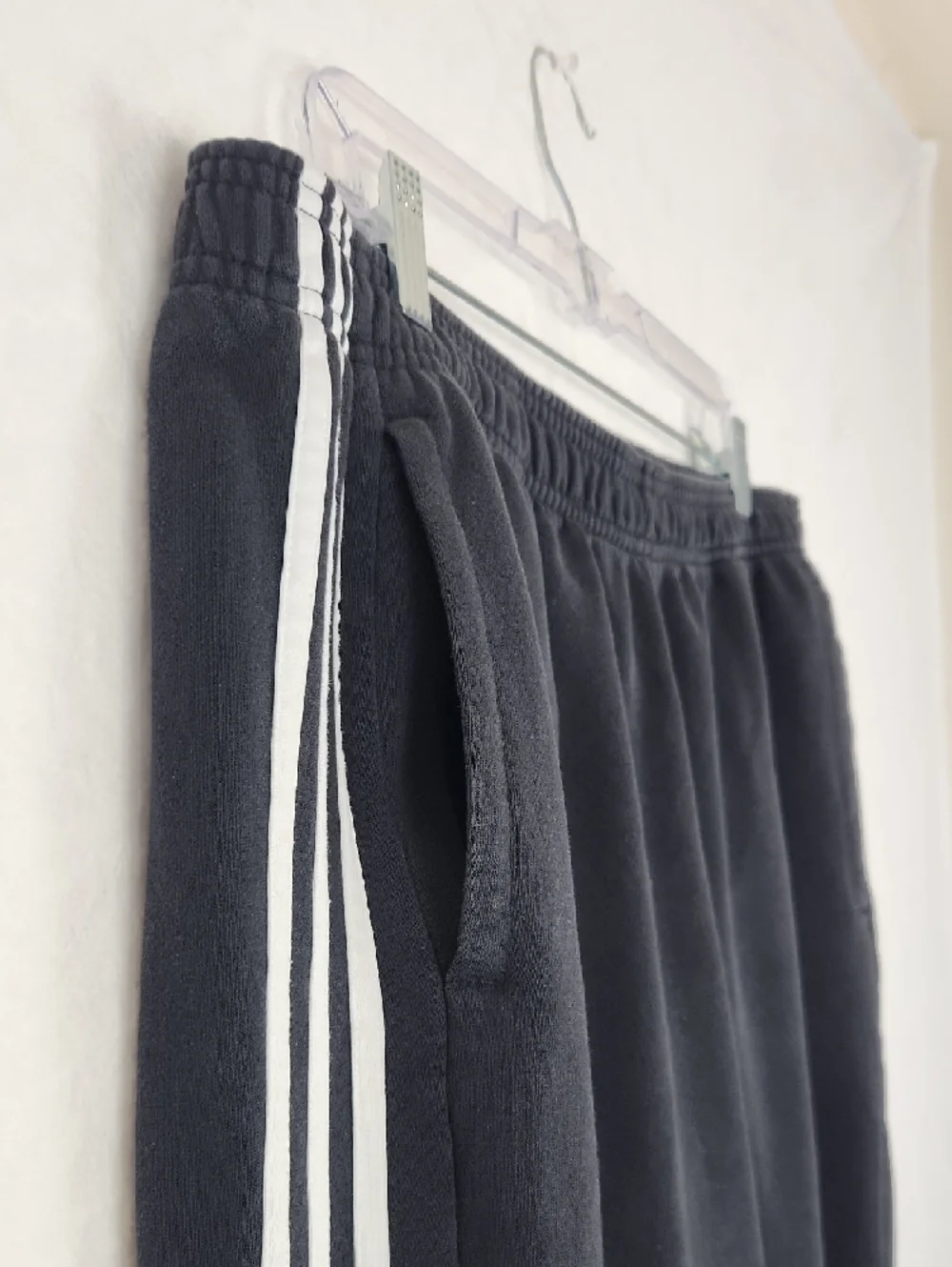 Adidas Sweatpants Men's XL‎ Black with White Stripes On The Side.